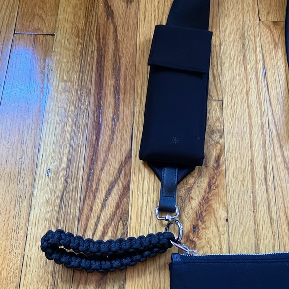 Black neoprene Athleta cross body bag - BNWT - Picture 3 of 4